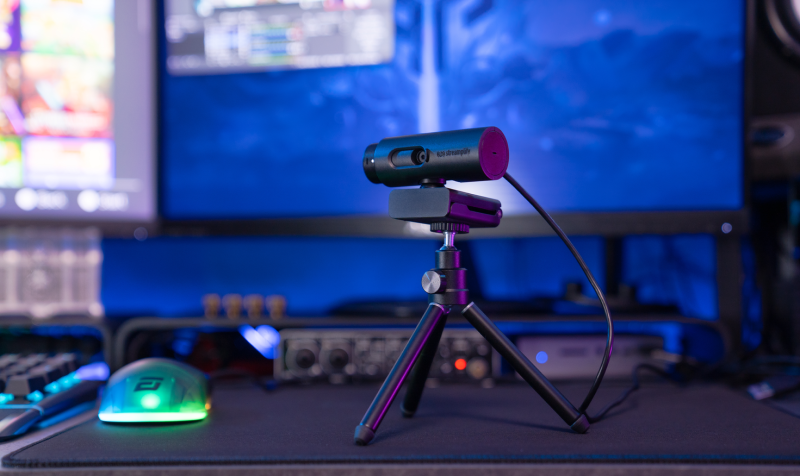 Streamplify CAM Webcam on gaming desk